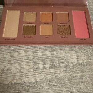 NWOT Wander Beauty Eyeshadow Palette with Cream, Gold, and Pink Shades